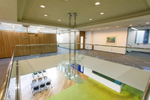 2階吹き抜けから見たエントランス